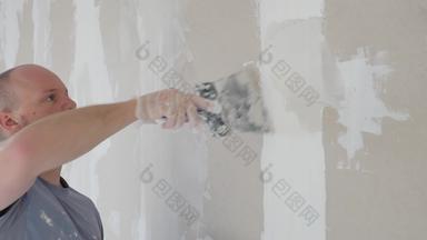 完成打补丁干墙墙高加索人重塑器建设行业抹男人。手石膏干墙腻子石膏墙抹墙涂层墙
